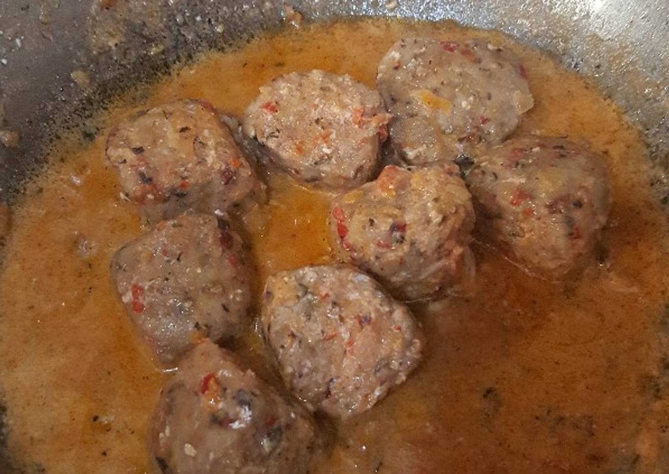Albóndigas de pescado con salsa de tomate y coco