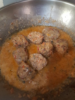 Una foto de Albóndigas de pescado con salsa de tomate y coco