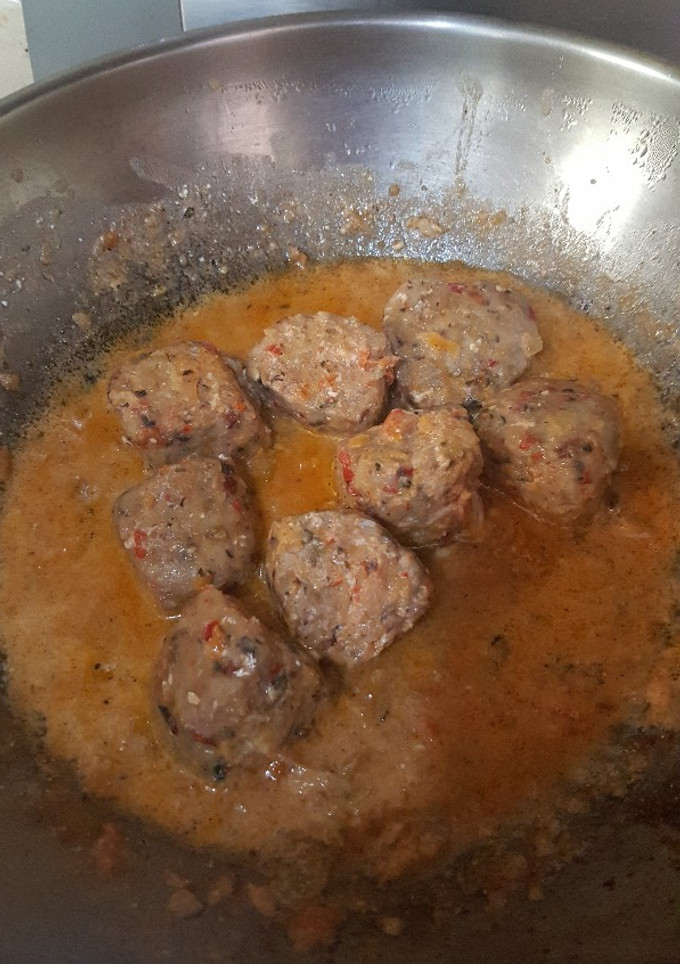Una foto de Albóndigas de pescado con salsa de tomate y coco