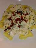 Tortelloni con salsa de cebolla caramelizada y nueces