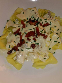 Una foto de Tortelloni con salsa de cebolla caramelizada y nueces