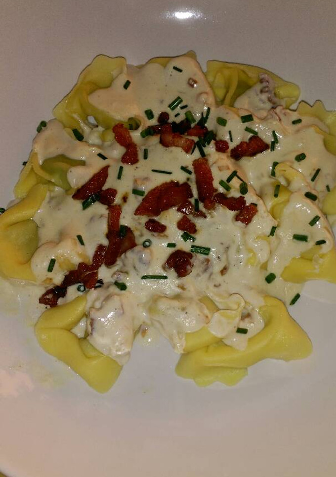 Una foto de Tortelloni con salsa de cebolla caramelizada y nueces