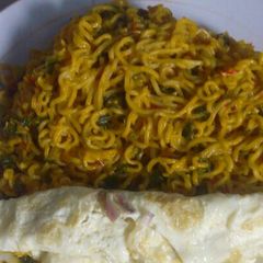 A picture of Palm oil noodles and vegetables.