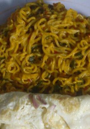 A picture of Palm oil noodles and vegetables.
