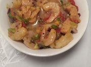 Una foto de ceviche de camarón y salmón