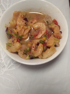 Una foto de Ceviche de Salmón y Camarones
