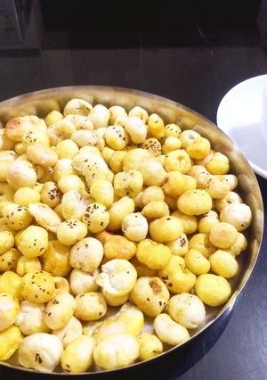 રોસ્ટેડ સોલ્ટી મખાના (Roasted Salty Makhana Recipe In Gujarati)) રેસીપી મુખ્ય ફોટો