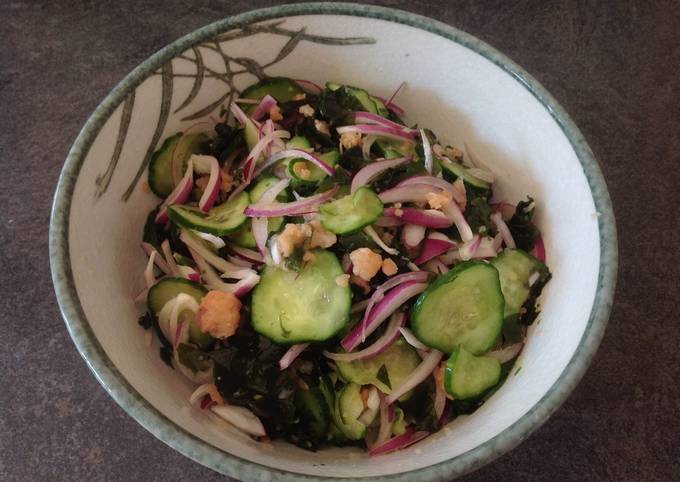 Salad with smoked salmon, wakame,cucumber and red onion