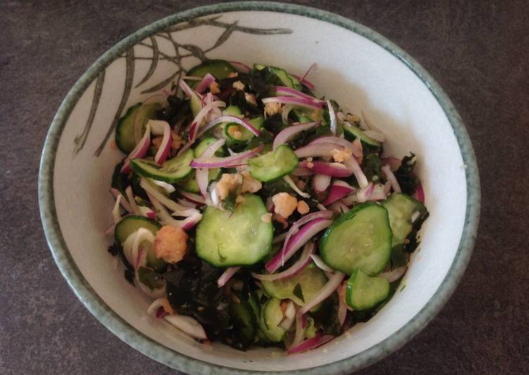 Steps to Prepare Favorite Salad with smoked salmon, wakame,cucumber and red onion