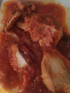 Una foto de Bonito con tomate y pimientos