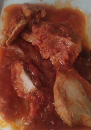 Una foto de Bonito con tomate y pimientos