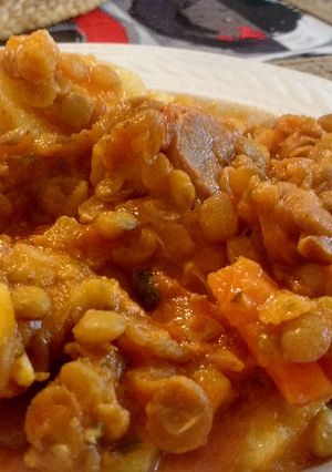 Una foto de Guiso de lentejas cargado y tradicional