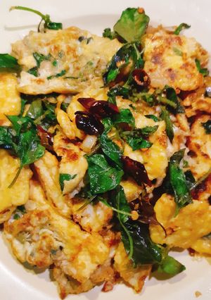 รูปของ ไข่คั่วใบแมงลัก Salt & Chilli Lemon Basil Toasted Omelette