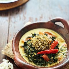 A picture of Gulai Singkong Teri (Anchovy Cassava Leaves Gulai).