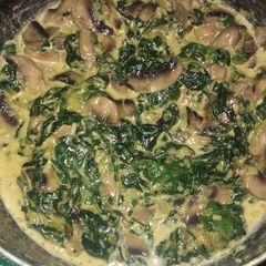 A picture of Creamed spinach with mushroom.