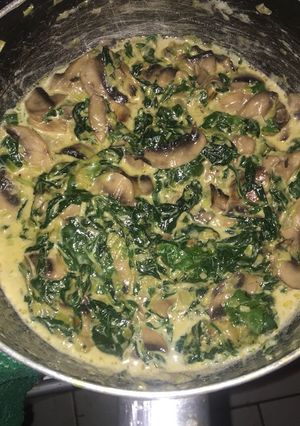 A picture of Creamed spinach with mushroom.
