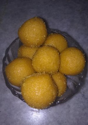बेसन के दानेदार लड्डू (Besan ke danedar ladoo recipe in Hindi) रेसिपी मुख्य फोटो