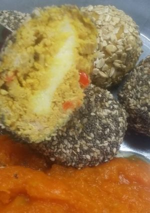 Una foto de Bocados de pollo rellenos de queso y rebozados en semillas