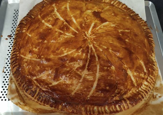 Galette des rois Chocolat, poire et poudre de noisette