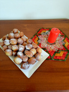 A picture of Deep fried dumplings.