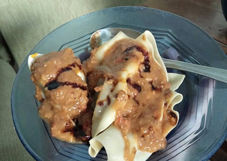 Siomay ikan dan saus kacang