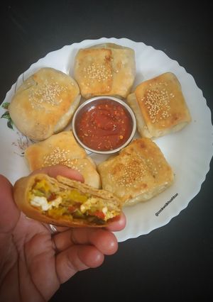 A picture of Crispy stuffed flatbread.