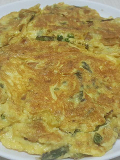 Una foto de Tortilla de ajos tiernos y espárragos
