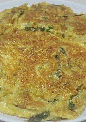 Una foto de Tortilla de ajos tiernos y espárragos
