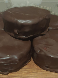 Una foto de Alfajores de chocolate