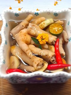 Hình của món Chân gà ngâm với cóc xoài non.