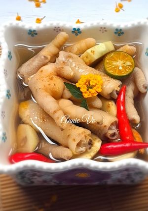 Hình của món Chân gà ngâm với cóc xoài non.