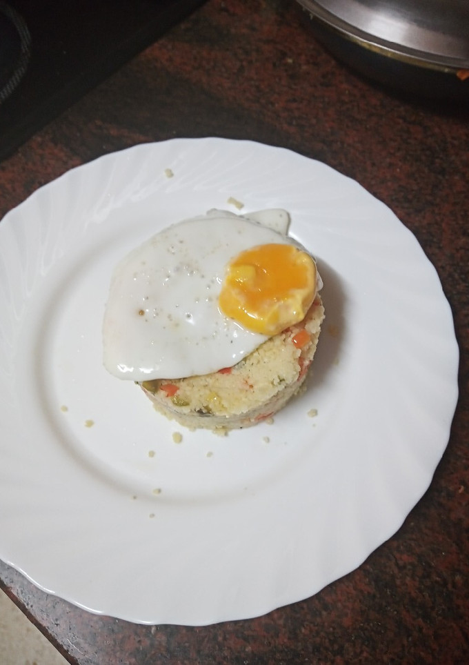 Una foto de Huevo frito sobre salteado de cuscús y verdura