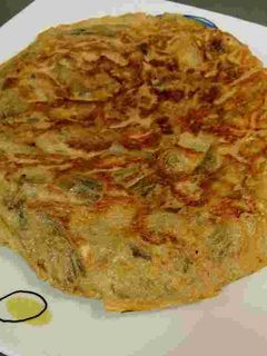 Una foto de Tortilla de alcachofas y jamón serrano