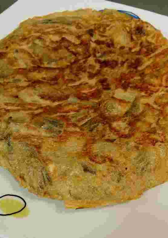 Una foto de Tortilla de alcachofas y jamón serrano