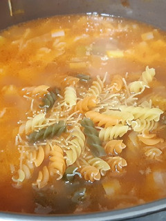 Una foto de Sopa de pasta y verduras