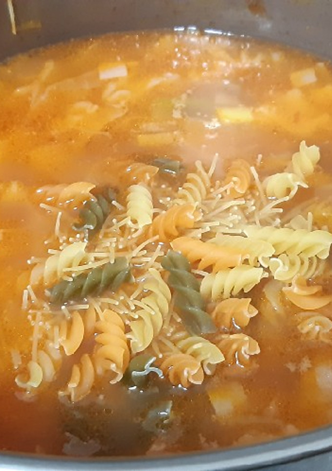 Una foto de Sopa de pasta y verduras