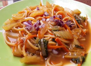 Una foto de Fideos🍝 con col🌿, cebolla🌰 y zanahoria🥕...🤔