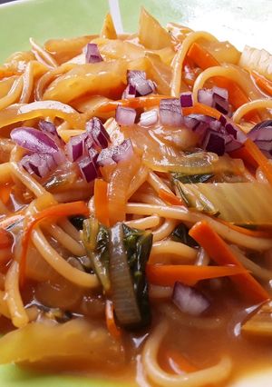 Una foto de Fideos🍝 con col🌿, cebolla🌰 y zanahoria🥕...🤔