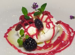 Foto di Mozzarella di bufala,e coulis di ribes