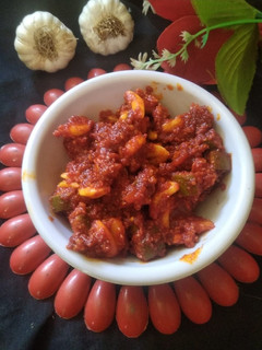 કેરી-લસણ નું અથાણું(keri- lasan nu athanu recipe in gujarati) રેસીપી મુખ્ય ફોટો