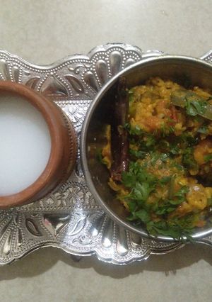 કાઠીયાવાડી વઘારેલી ખીચડી (Kathiyawadi Vaghareli Khichdi Recipe In Gujarati) રેસીપી મુખ્ય ફોટો