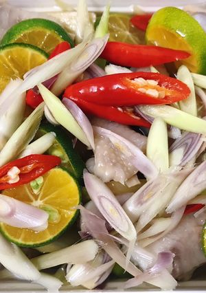 Hình của món Chân gà ngâm sả tắc.