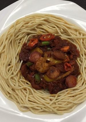 A picture of Spagetti and sauce.