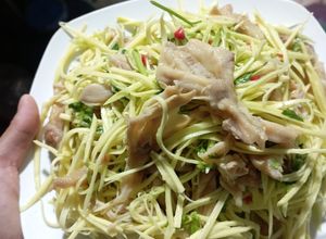 Hình của món Gỏi xoài chân vịt rút xương.