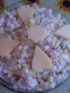 Zdjęcie przepisu Sałatka z serem żółtym.