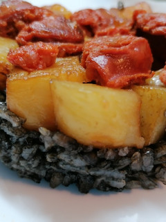 Una foto de Arroz negro con patatas y chorizo