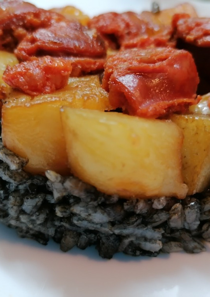 Una foto de Arroz negro con patatas y chorizo