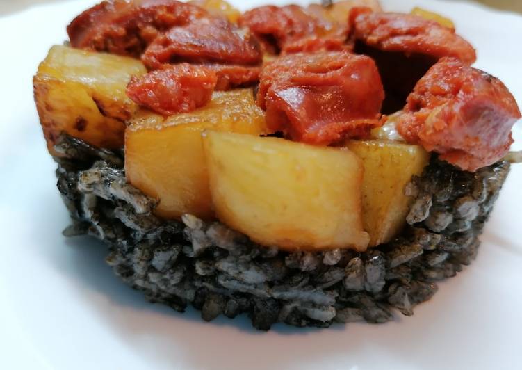 Arroz negro con patatas y chorizo