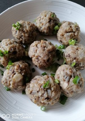 A picture of Pork Balls.