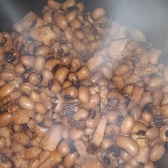 A picture of Black eyed peas and ham.